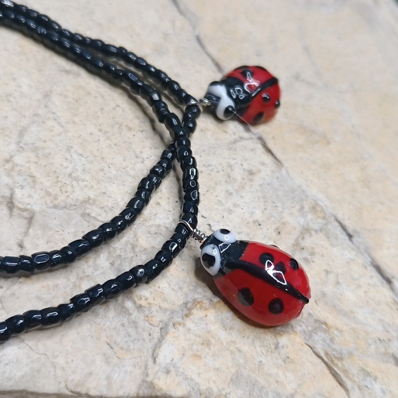 Lamp work glass Ladybug bracelet stretchy black glass seed beads - Picture 3 of 4